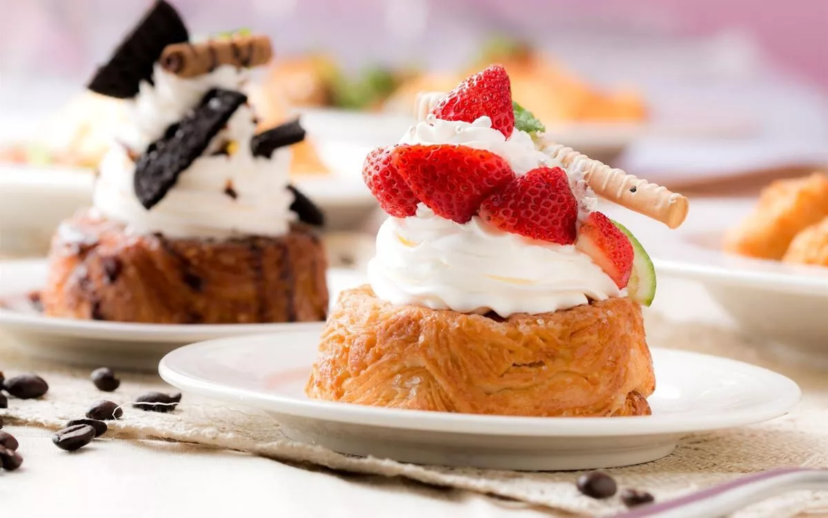 Пышный и воздушный кремовый торт без лишних калорий. Основой служит йогурт, а не мука