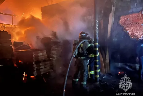 Цех деревообработки горит в Адыгее