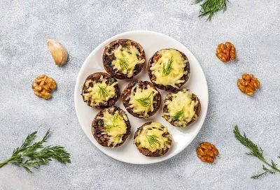 Эта закуска всегда исчезает первой: запеченные шляпки шампиньонов с сыром