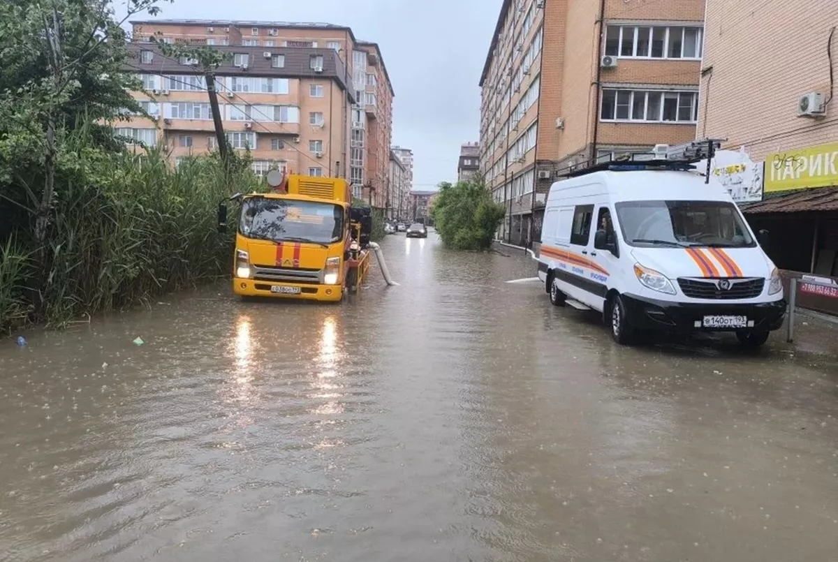 Водооткачивающая техника работает на улицах Краснодара после ливня