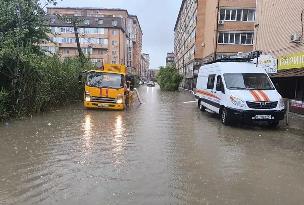 Водооткачивающая техника работает на улицах Краснодара после ливня