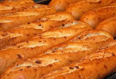 Пеку французские багеты с луком в обычной духовке. Получаются такие хрустящие, что слышно в соседней квартире