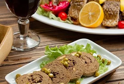 Рулет из печеночных блинчиков вместо печеночного торта с начинкой из сметаны, майонеза и чеснока