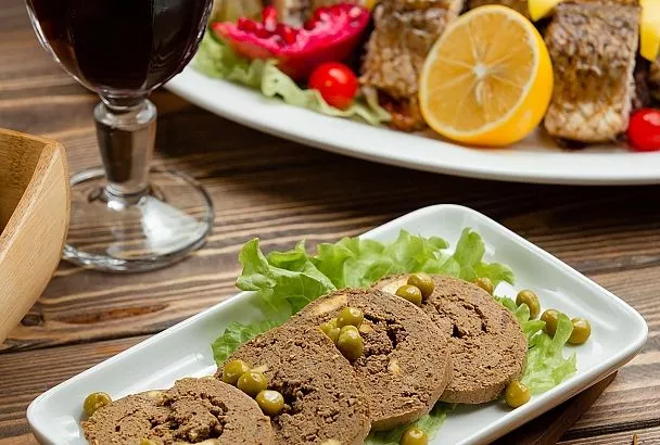 Рулет из печеночных блинчиков вместо печеночного торта с начинкой из сметаны, майонеза и чеснока