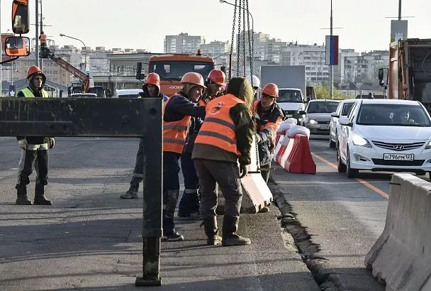 Работать круглосуточно и без выходных: строители начали капремонт Тургеневского моста
