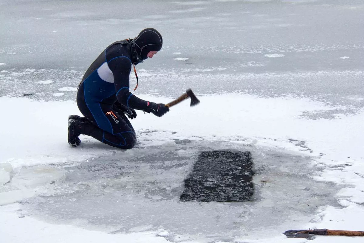 Есть и еще одна мистическая история, согласно которой много лет назад озеро прокляла ведьма, с тех пор вода в нем мертвая, и в озере не водится никакой живности. Есть и еще одна мистическая история, согласно которой много лет назад озеро прокляла ведьма, с тех пор вода в нем мертвая, и в озере не водится никакой живности.
