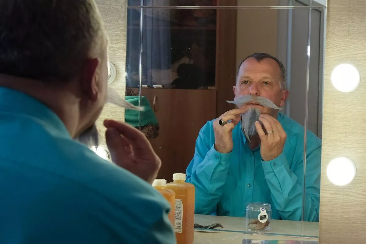 Александр Костенко готовится к спектаклю.