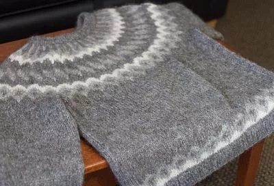 Вернула старому свитеру пушистость и мягкость за одну стирку: секреты, которым поделилась моя бабушка