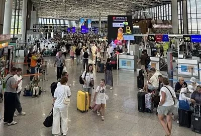 В аэропорту Сочи задерживаются около 130 рейсов, еще 22 отменили