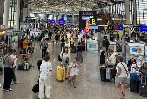 В аэропорту Сочи задерживаются около 130 рейсов, еще 22 отменили