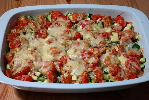 Затраты на продукты - копеечные, а накормить можно большую семью: запеканка из кабачков с курицей и помидорами