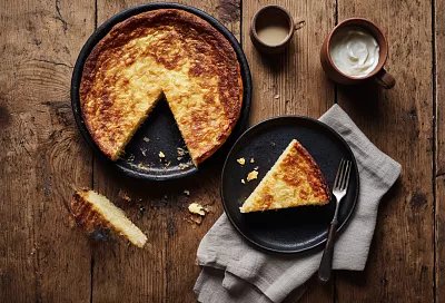 Заливной пирог на кефире, в котором начинка не проваливается