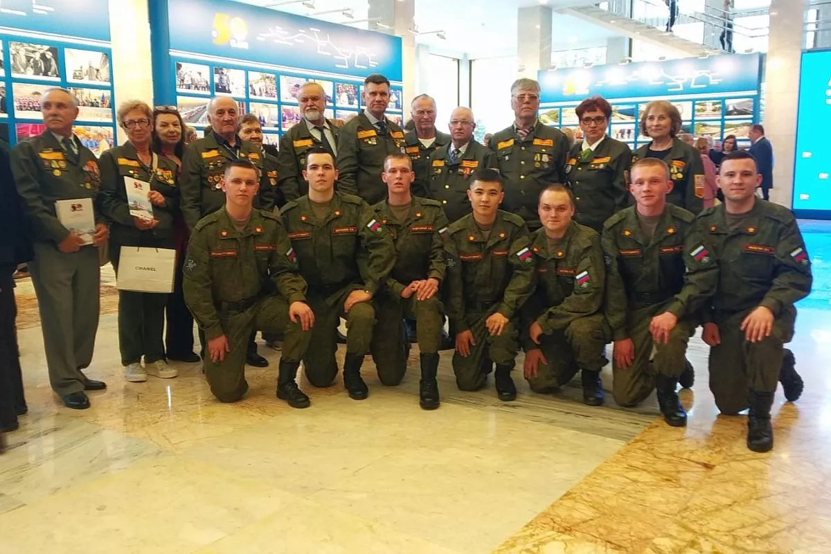 В Кремле к кубанской делегации с неподдельным интересом подошли будущие железнодорожники.