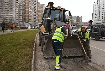 Ямочный ремонт в Краснодаре с начала года выполнен на 55 участках дорог: работы продолжаются