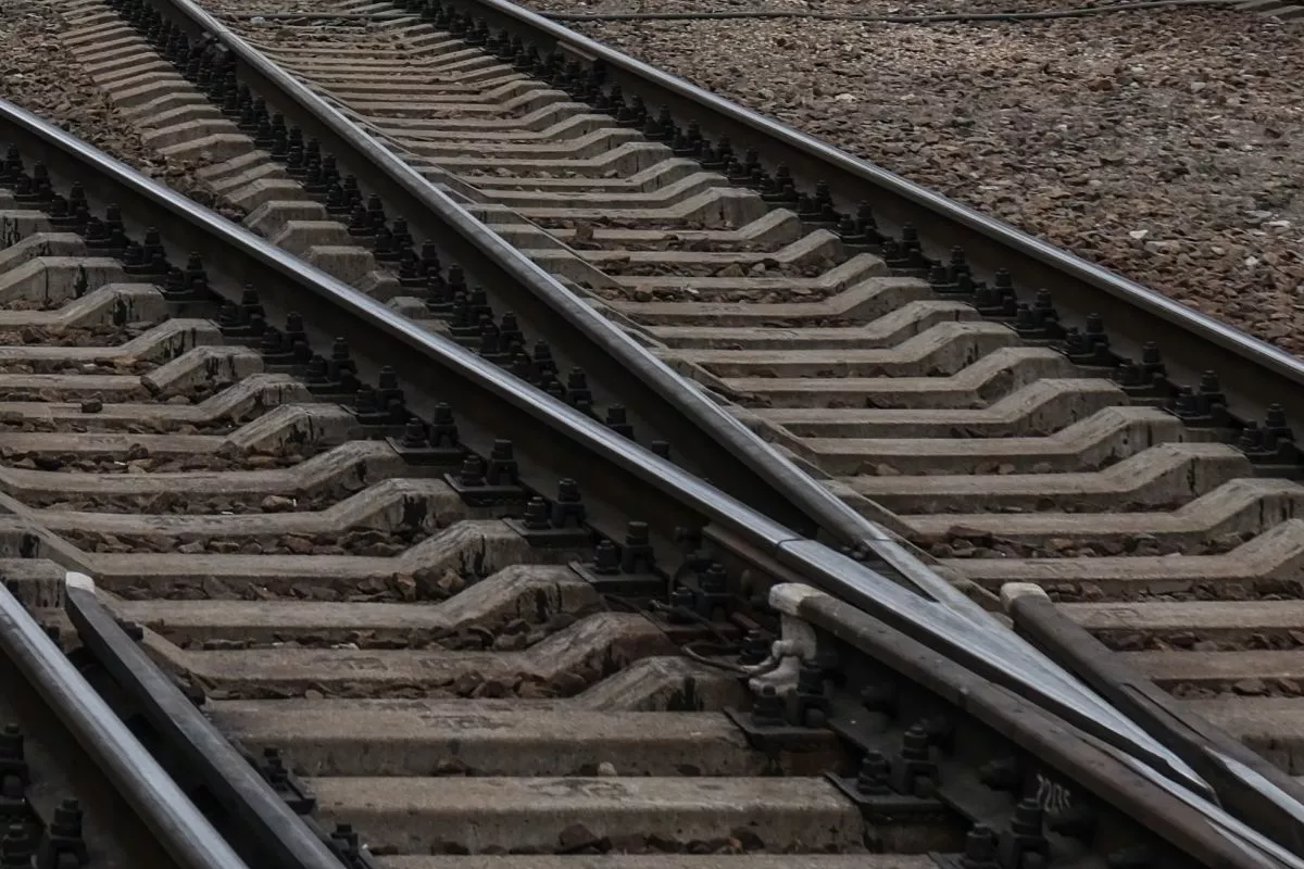 Грузовой поезд насмерть сбил 20-летнего приезжего из Башкортостана в Краснодаре