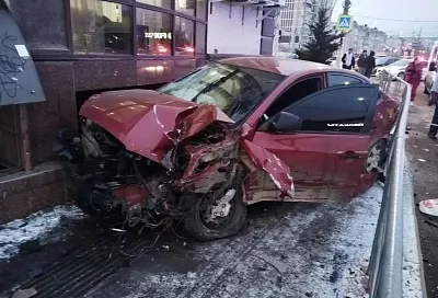 Отлетевший на тротуар после столкновения с «Тойотой» «Хендэ» насмерть сбил пешехода в Краснодаре