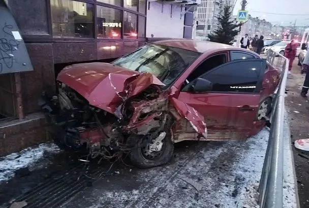 Отлетевший на тротуар после столкновения с «Тойотой» «Хендэ» насмерть сбил пешехода в Краснодаре