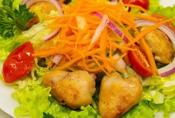 Любимый салат моего мужа. Всего три ингредиентов, а салат всегда получается нежным и при этом очень бюджетным 