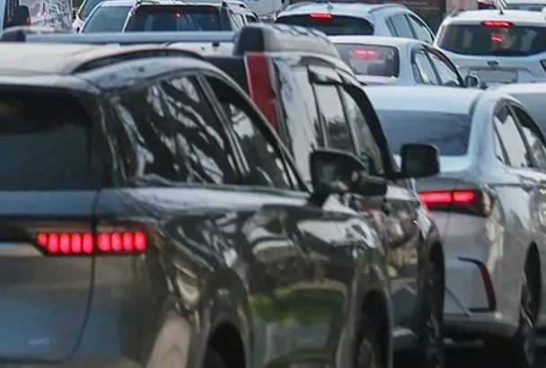 Названа причина гигантской пробки, сковавшей трассу в горном кластере Сочи вечером 2 января