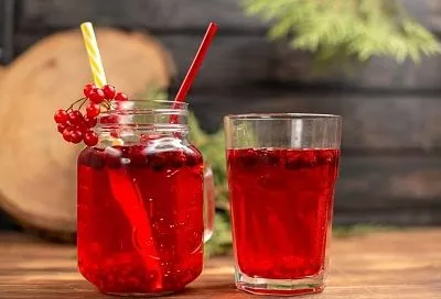 Варю вкусные ягодные компоты даже зимой и всегда выпиваются за полдня: правильный рецепт и один секретный лайфхак