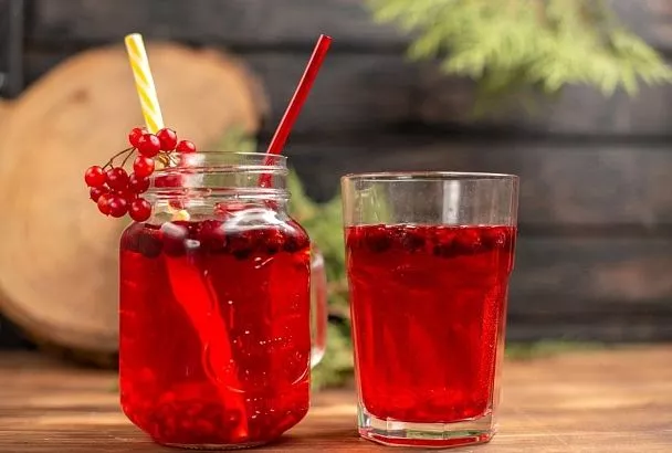 Варю вкусные ягодные компоты даже зимой и всегда выпиваются за полдня: правильный рецепт и один секретный лайфхак