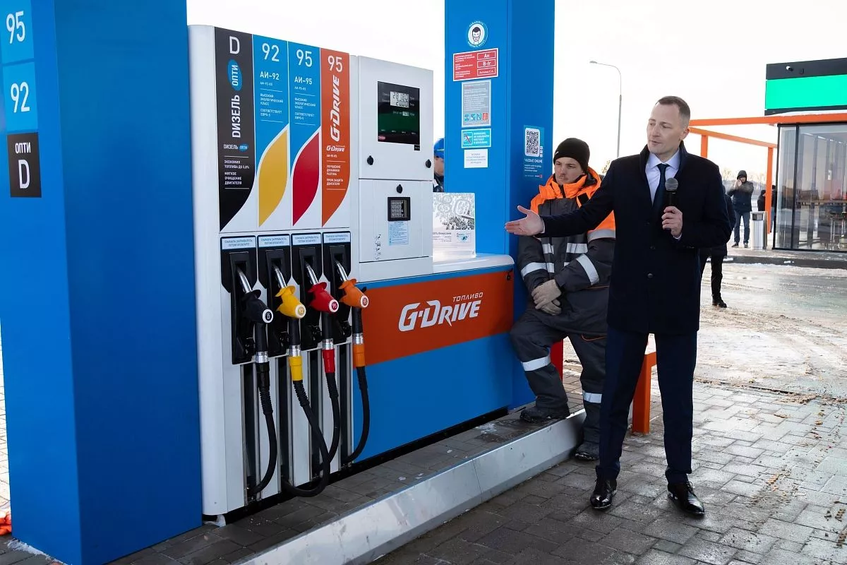 Антон Глухов показал, что на интерактивной АЗС работают 12 топливнораздаточных колонок.