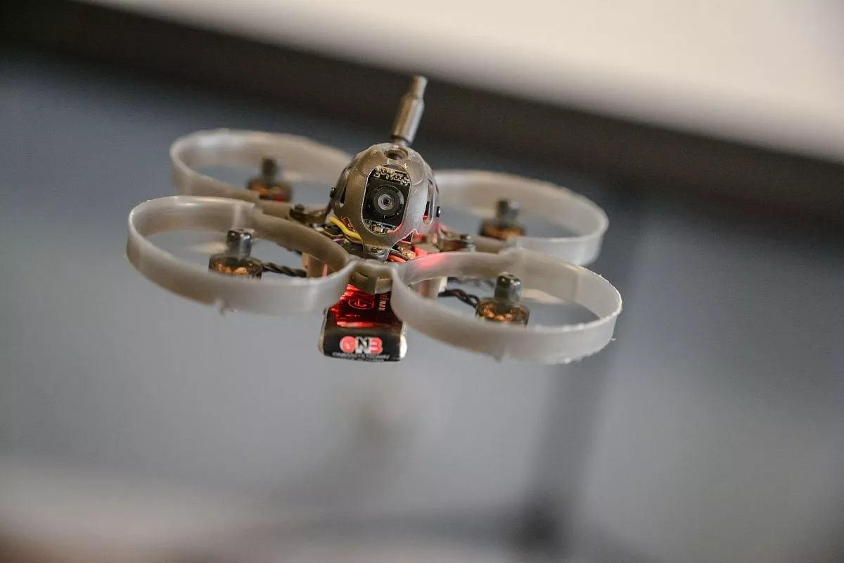 Мальчишки и девчонки  готовы с утра до вечера оттачивать мастерство управления миниатюрными беспилотниками.