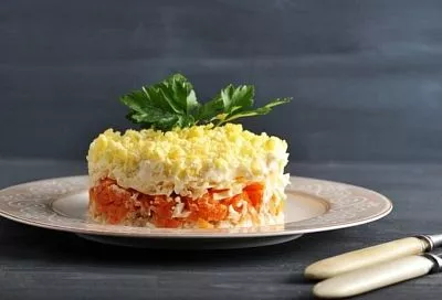 Салат Мимоза без сыра — тот самый рецепт из детства: нежный, слоеный и очень вкусный