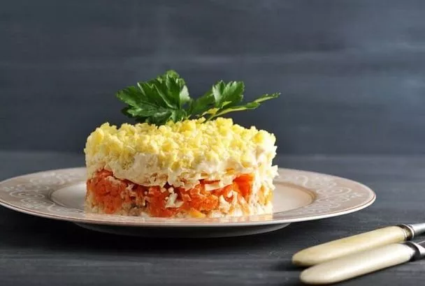 Салат Мимоза без сыра — тот самый рецепт из детства: нежный, слоеный и очень вкусный