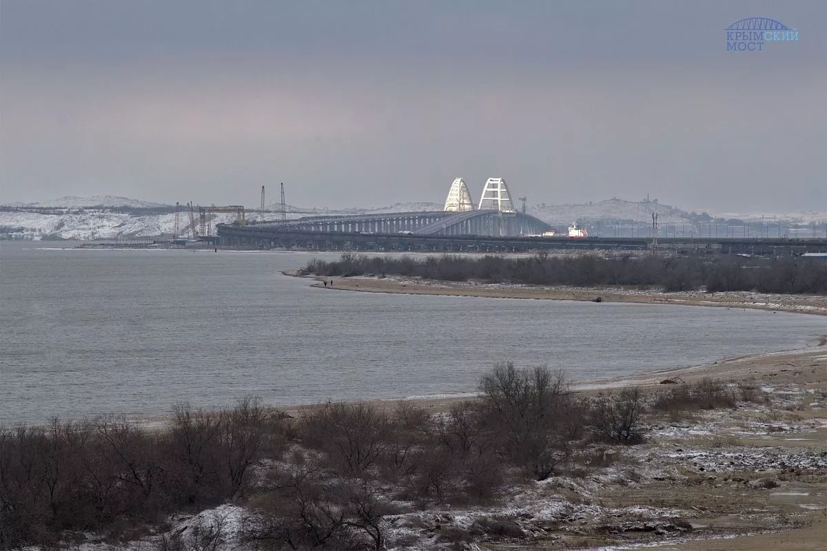 Зима - самое сложное время для моста.