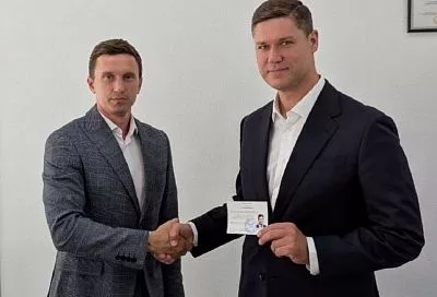 Депутат Госдумы Сергей Алтухов получил удостоверение кандидата