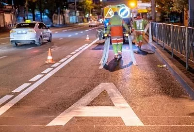 Поехали по «А»: новую разметку нанесли ночью на участке улицы Северной в Краснодаре