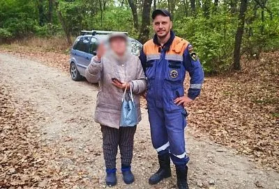 Спасатели нашли в лесу на Кубани заблудившуюся пенсионерку 
