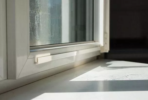 Как вернуть белизну пожелтевшему пластику: четыре простых метода для подоконников, холодильников и микроволновок