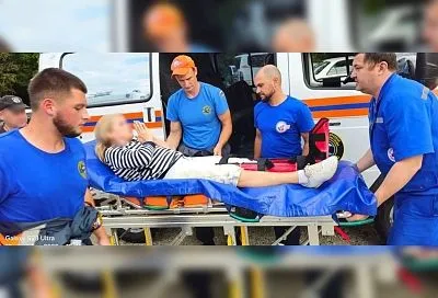 Спасатели транспортировали туристку с травмой ноги с водопадов под Геленджиком