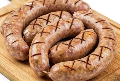 Заворачиваю фарш в пергамент. Через 30 минут сочные и аппетитные, с румяной корочкой колбаски готовы