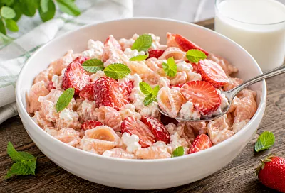 Смешиваю макароны с творогом и клубникой: ленивые вареники из детства без лепки