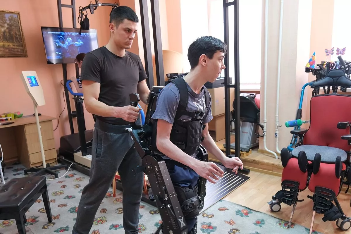 Диме Надержинскому каждый шаг дается с трудом, но он верит, что будет ходить.  