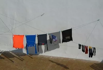 Сразу после покупки - в морозилку, потом - в соленую воду. Три проверенных способа удаления с одежды запаха секонд-хенда