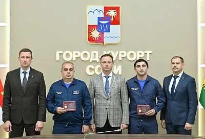 Экипаж вертолета Ми-8 МЧС наградили в Сочи за профессионализм при экстренной посадке 