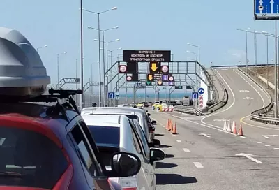 Машины скопились у Крымского моста со стороны Тамани