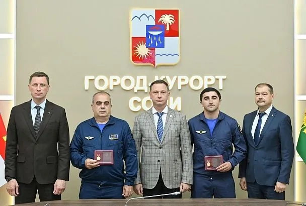 Экипаж вертолета Ми-8 МЧС наградили в Сочи за профессионализм при экстренной посадке 