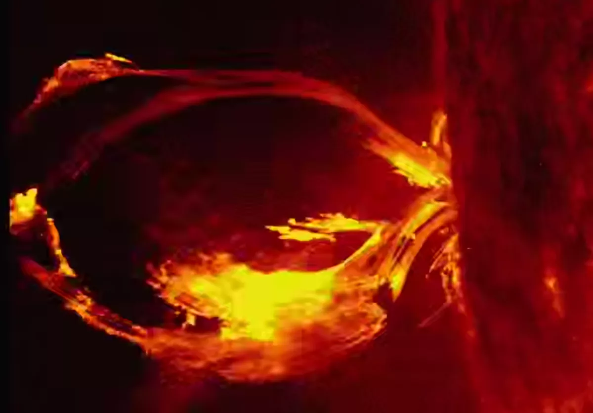 Мощная вспышка зафиксирована на Солнце: ударят ли по Земле магнитные бури