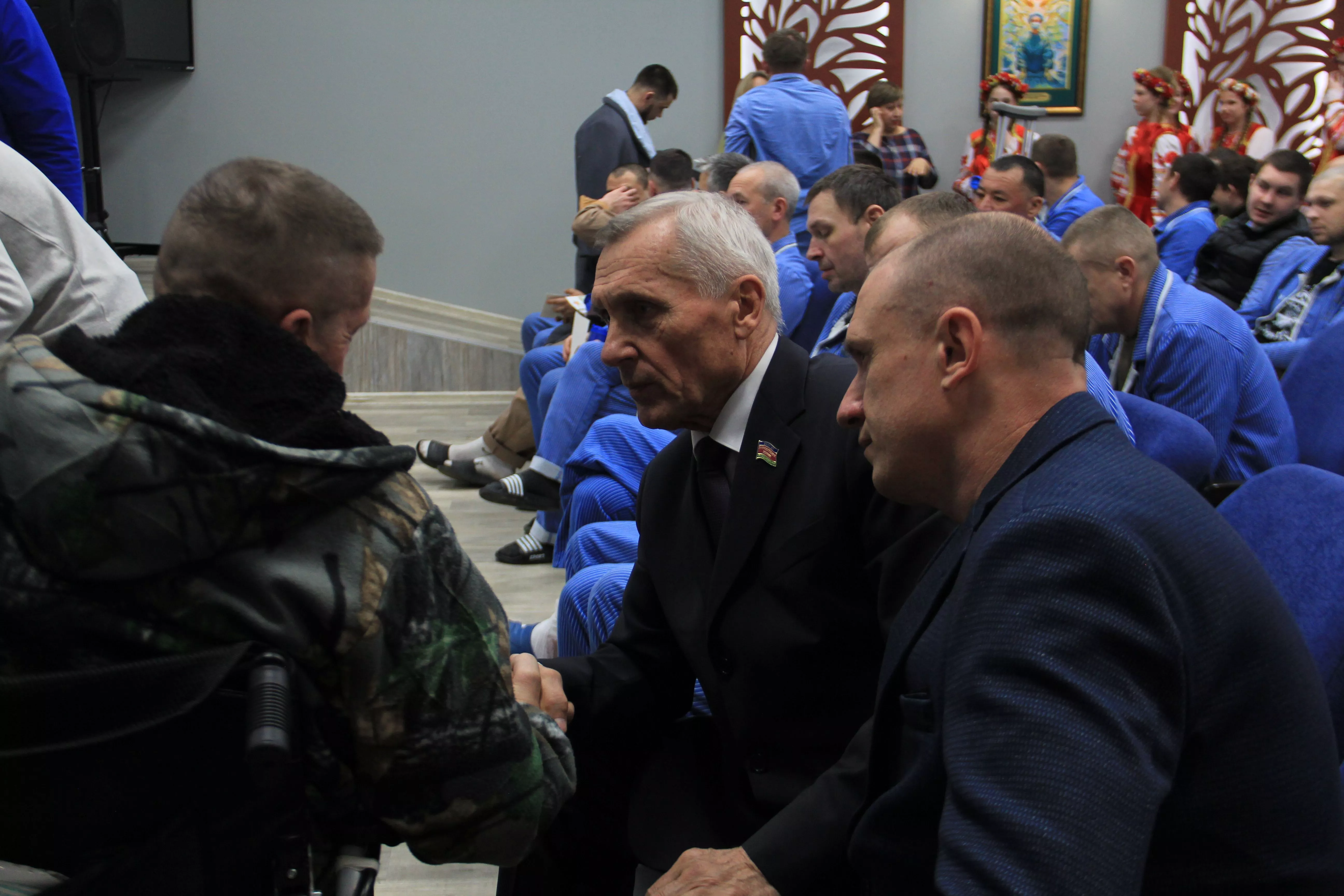 В преддверии Дня защитника Отечества кубанские единороссы навестили бойцов в госпитале