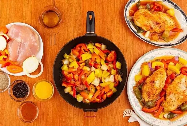 Лёгкий ужин за 20 минут: курица с овощами в кисло‑сладком соусе — ярко, сочно и без тяжести