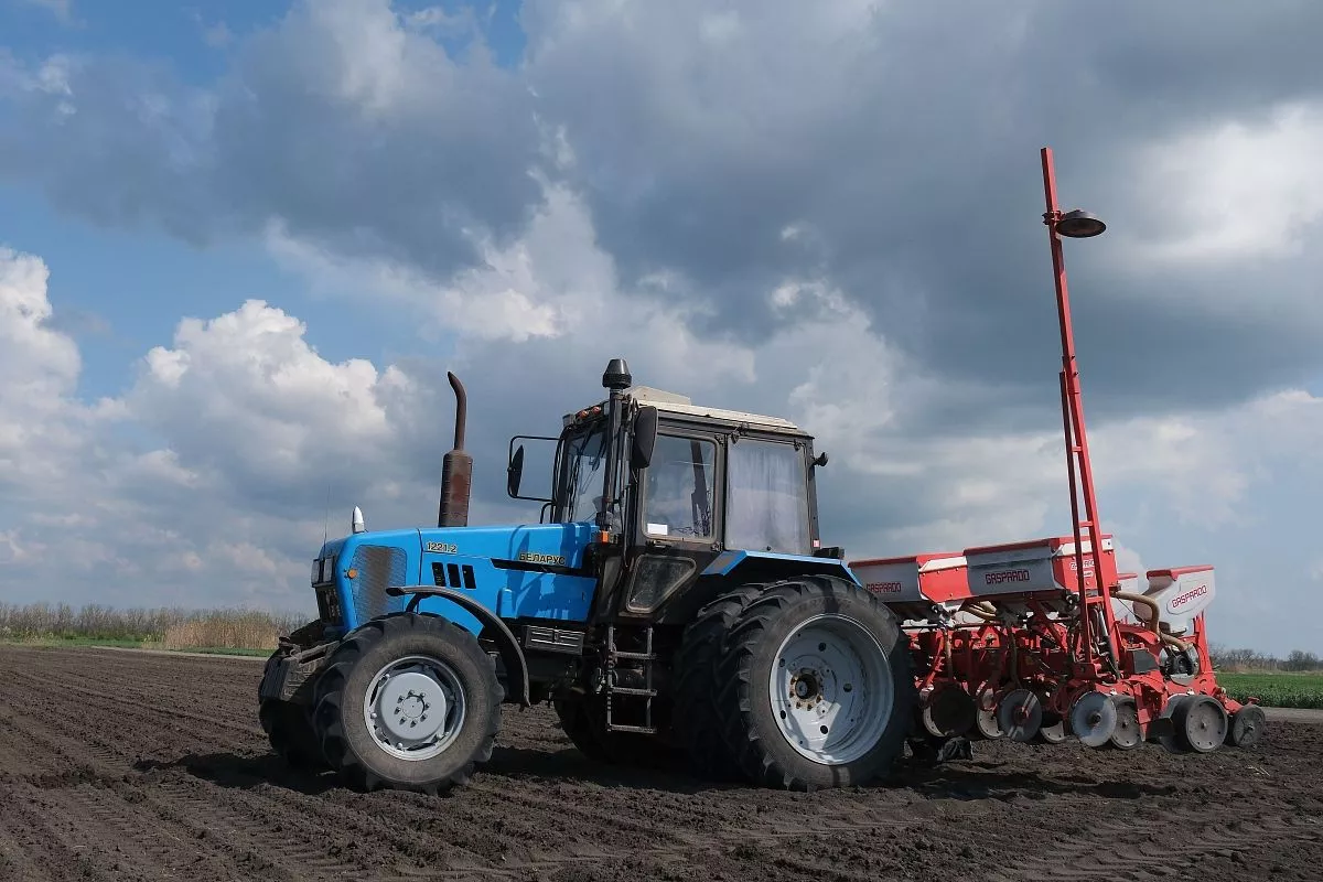 В крестьянско-фермерском хозяйстве уделяют большое внимание обновлению машинно-тракторного парка. Только за последние три года приобрели четыре зерноуборочных комбайна и несколько тракторов.