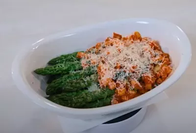 Обожаю этот гарнир! Шеф Ивлев научил, как готовить спаржу за 15 минут в духовке: на стол к любому блюду