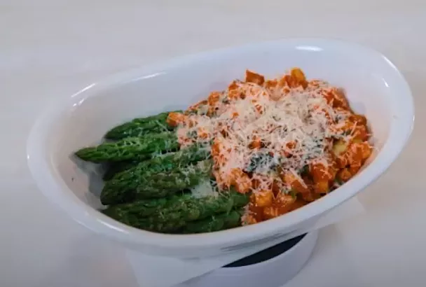 Обожаю этот гарнир! Шеф Ивлев научил, как готовить спаржу за 15 минут в духовке: на стол к любому блюду