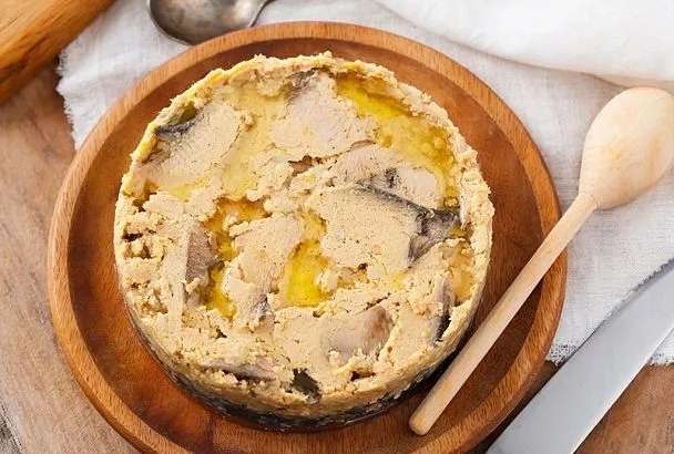 Беру одну банку консервов, добавляю лук и масло — получился паштет, который в ресторанах подают как изысканное блюдо