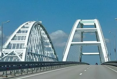 Крымский мост закрыли для движения автомобилей